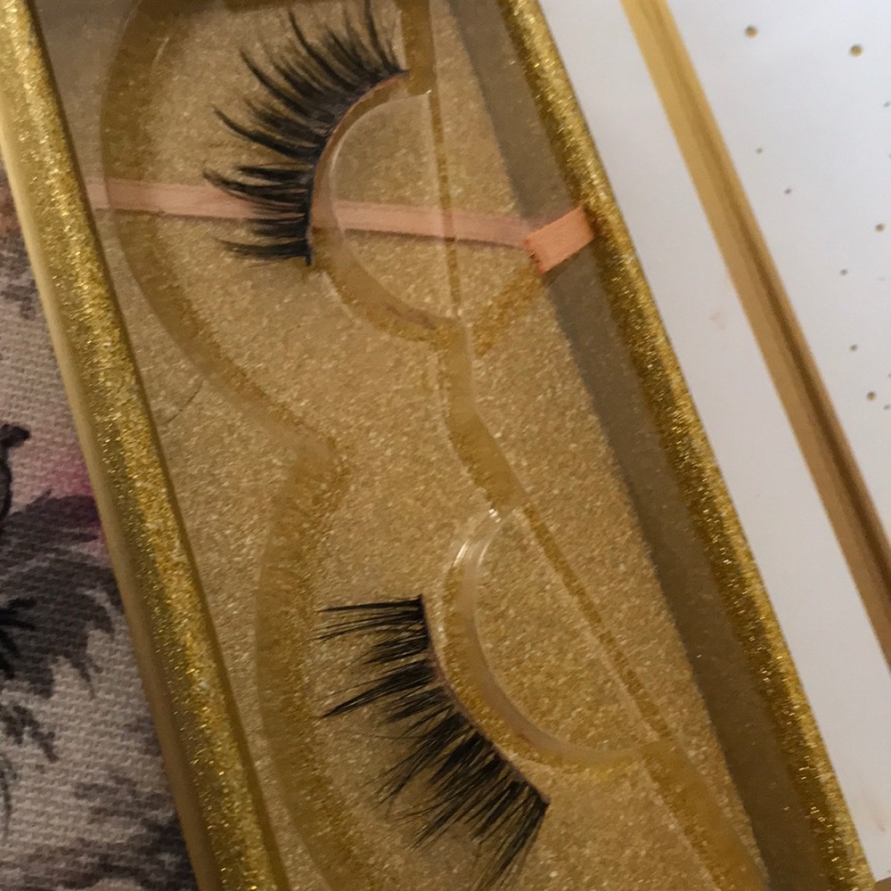 False eye lashes - Picture 3 of 6
